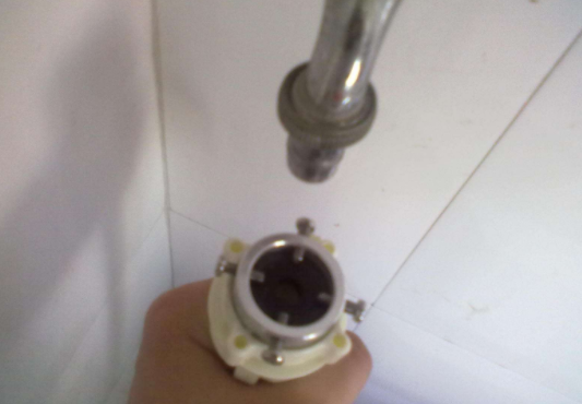 新洗衣機(jī)接水龍頭漏水